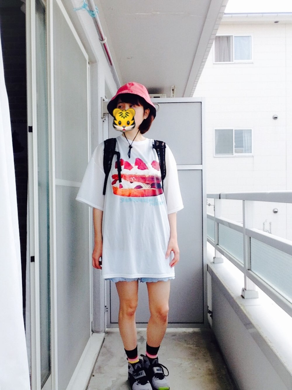 「ビッグシルエット、ビッグT、MILKBOY、NIKE、ne-net、happy socks、エアハラチ」｜「MILKBOYのSTRAWBERRY HOLIC BIG TEE（Tシャツ/カットソー、ホワイト系）」を使った、ベランダから失礼しますよさん（レディース・163cm）の春コーディネートの1枚目の写真