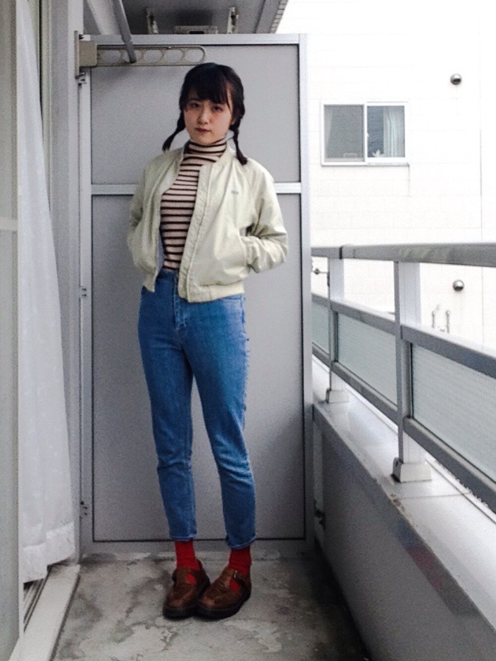 「ハイウエストスキニー、ブルゾン、ボーダーニット、タートルネック、三つ編み」｜「LACOSTE L!VEのアイテム（ブルゾン、ホワイト系）」を使った、ベランダから失礼しますよさん（レディース・163cm）の冬コーディネートの1枚目の写真