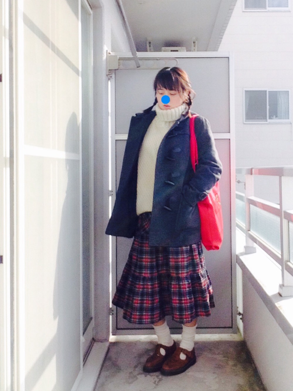 「タートルネックニット、ロングスカート、チェックスカート、ダッフルコート、三つ編み」｜「BEAMS BOYのアイテム（ニット/セーター、ホワイト系）」を使った、ベランダから失礼しますよさん（レディース・163cm）の冬コーディネートの1枚目の写真
