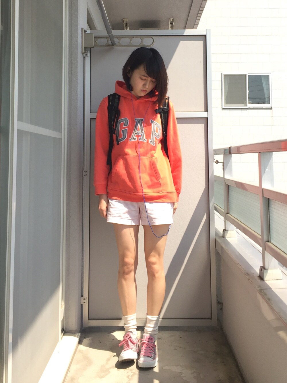「パーカー、ショートパンツ、ローカットスニーカー、コンバース オールスター」｜「UNIQLOのアイテム（パンツ、ピンク系）」を使った、ベランダから失礼しますよさん（レディース・163cm）の春コーディネートの1枚目の写真
