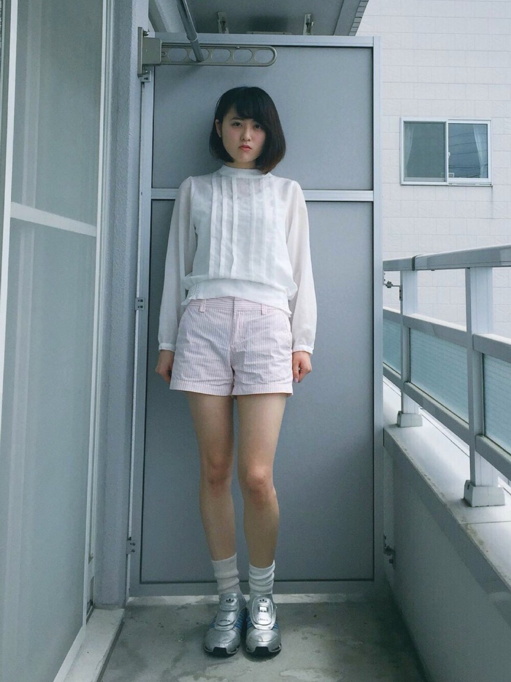 「白×ピンク、ブラウス、ショートパンツ、マイクロぺーサー、ハイテクスニーカー」｜「UNIQLOのアイテム（パンツ、ピンク系）」を使った、ベランダから失礼しますよさん（レディース・163cm）の春コーディネートの1枚目の写真