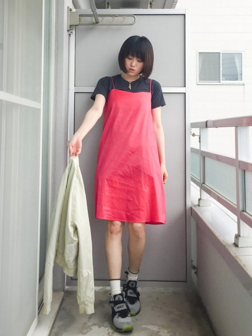 「キャミワンピ、サテン、キャミ×Tシャツ、エアハラチ、チョーカー」｜「I am I in fact...のシルエッティ　キャミソールワンピース（ワンピース、ピンク系）」を使った、ベランダから失礼しますよさん（レディース・163cm）の夏コーディネートの1枚目の写真