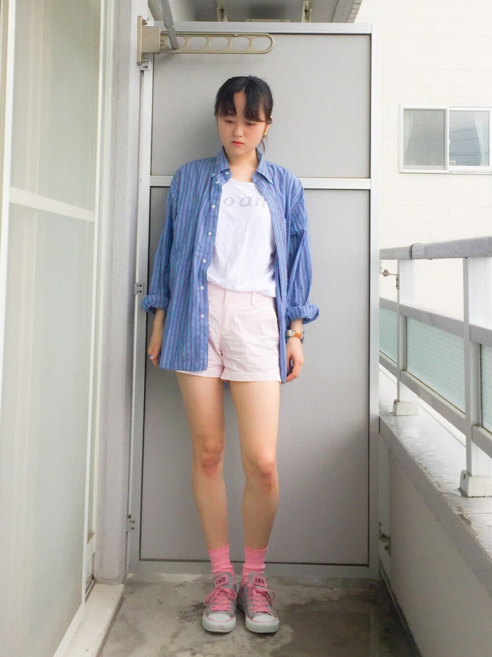 「ショートパンツ、swatch、ストライプ、ストライプシャツ、ストライプパンツ、コンバース、カジュアル」｜「UNIQLOのアイテム（パンツ、ピンク系）」を使った、ベランダから失礼しますよさん（レディース・163cm）の夏コーディネートの1枚目の写真