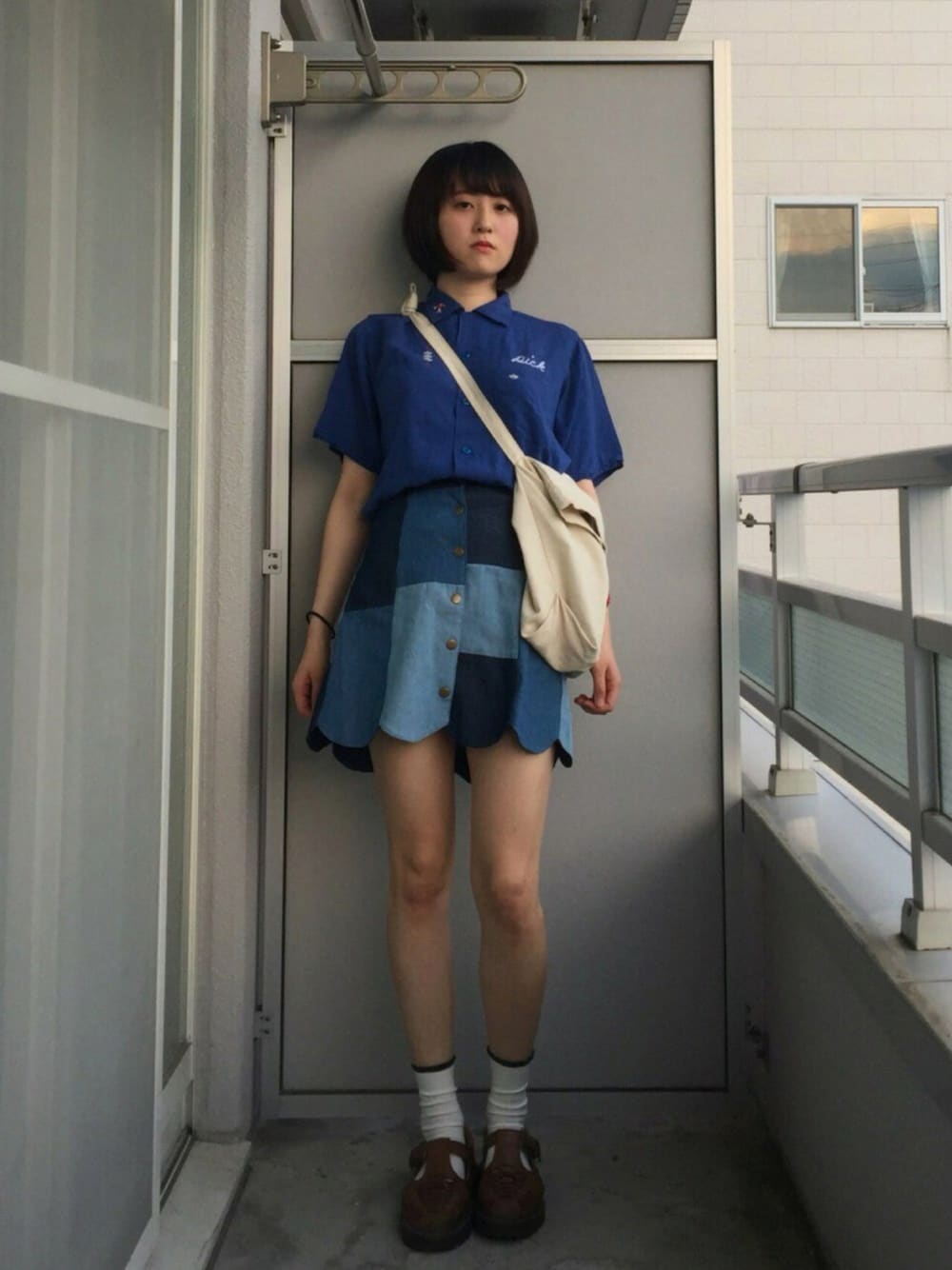 「パッチワークデニム、ボーリングシャツ、ドクターマーチン、デニム」｜「古着のボウリングシャツ（シャツ/ブラウス、ブルー系）」を使った、ベランダから失礼しますよさん（レディース・163cm）の夏コーディネートの1枚目の写真