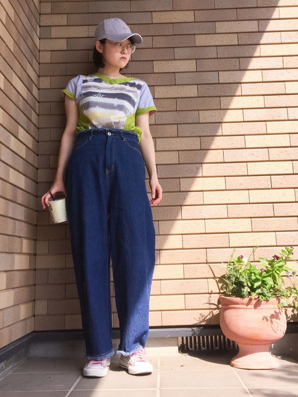 「へるぷみ〜、Tシャツ、ハイウエスト」｜「I am I のアイテム（デニムパンツ、ブルー系）」を使った、ベランダから失礼しますよさん（レディース・163cm）の夏コーディネートの1枚目の写真