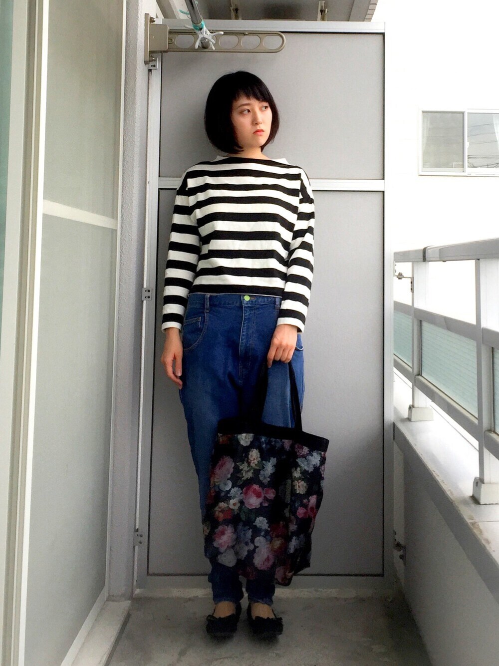 「大人カジュアル、UNIQLO、シースルー、秋のコーデ、ボーダートップス、サルエルパンツ」｜「UNIQLOのアイテム（Tシャツ/カットソー、ホワイト系）」を使った、ベランダから失礼しますよさん（レディース・163cm）の秋コーディネートの1枚目の写真