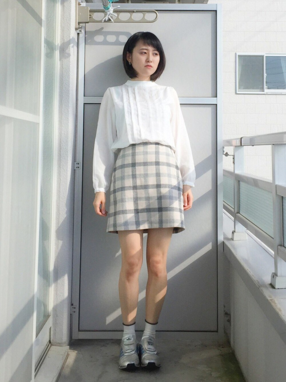 「オールホワイト、秋のコーデ、ハイテクスニーカー、ブラウス」｜「UNIQLOのアイテム（スカート、ホワイト系）」を使った、ベランダから失礼しますよさん（レディース・163cm）の秋コーディネートの1枚目の写真