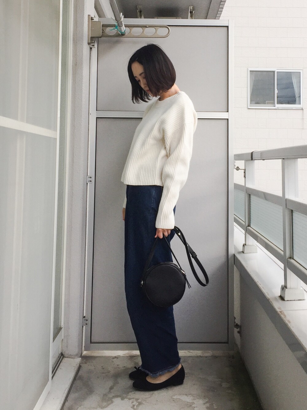 「ホワイトニット、ハイウエスト、ワイドパンツ」｜「UNIQLO Uのアイテム（ニット/セーター、ホワイト系）」を使った、ベランダから失礼しますよさん（レディース・163cm）の秋コーディネートの1枚目の写真
