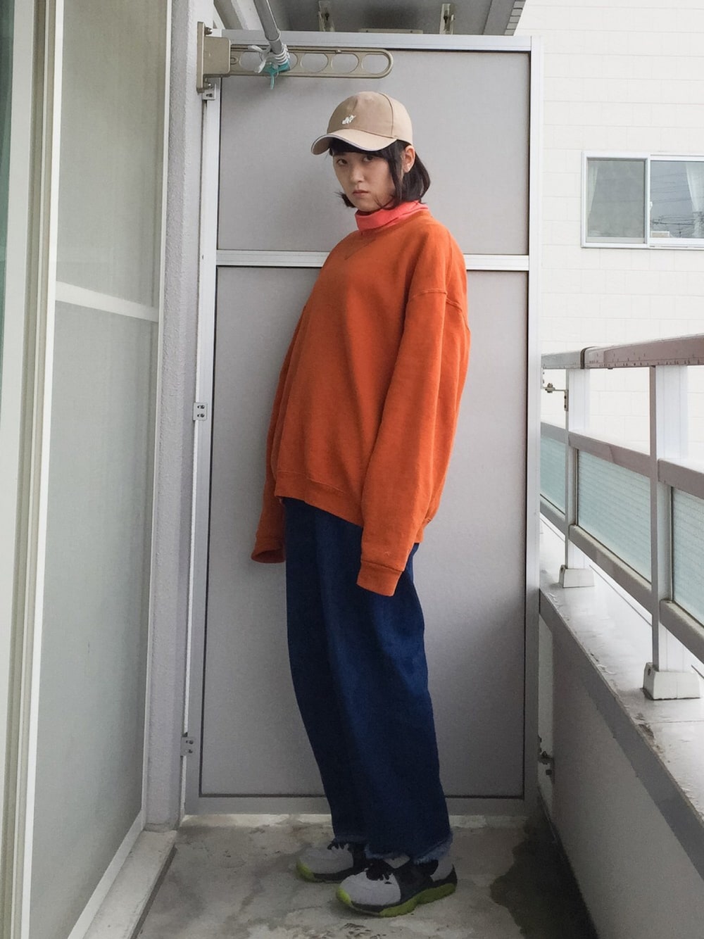 「スニーカー、ハラチ、オーバーサイズ、トレーナー、ワイドパンツ」｜「Handmadeのアイテム（キャップ、ベージュ系）」を使った、ベランダから失礼しますよさん（レディース・163cm）の秋コーディネートの1枚目の写真