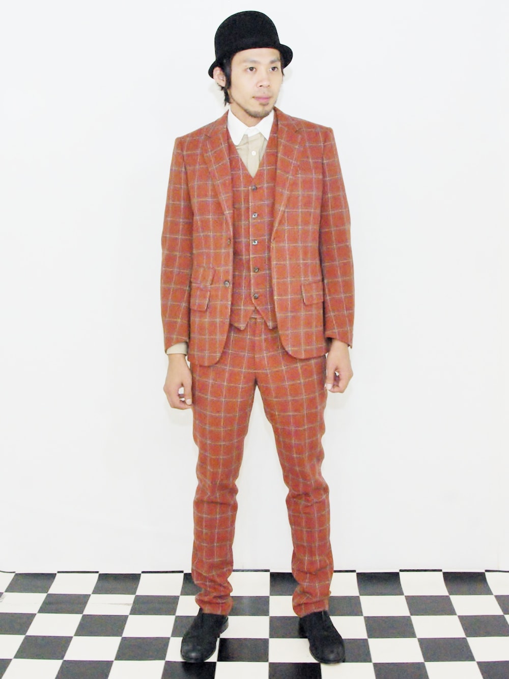 「 フォーマル、 オアグローリー、 ロケットシップ、 埼玉県熊谷市、ROCKET SHIP、 OR GLORY、 Tweed Slacks、 Tweed JKT　ジャケット、 スーツセットアップ、 ブリティッシュウールを５０％使用」｜「or GloryのOR GLORY（オアグローリー） Tweed JKT　ジャケット（ノーカラージャケット、オレンジ系）」を使った、ロケットシップさん（メンズ・182cm）の秋コーディネートの1枚目の写真