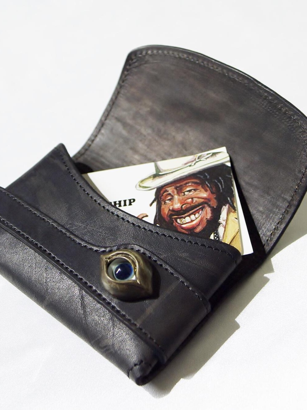 「 ロケットシップ、 埼玉県熊谷市、ROCKET SHIP、 Leather Works IMYLAB、 IMYLAB（アイマイラボ）×PEKASO（ペカソ）、 ILLUMINATI（イルミナティ）カードケース、 二人のクリエイターがタッグを組んだからこそ生まれた究極の１品、 フルハンドメイドで作られた世界に一つしかない、 あなただけのオリジナルアイテム、 イルミナティとは「光に照らされたもの」を意味」｜「IMYLAB（アイマイラボ）×PEKASO（ペカソ）　　ILLUMINATI（イルミナティ）カードケース（カードケース、ブラック系）」を使った、ロケットシップさん（メンズ・182cm）の秋コーディネートの1枚目の写真