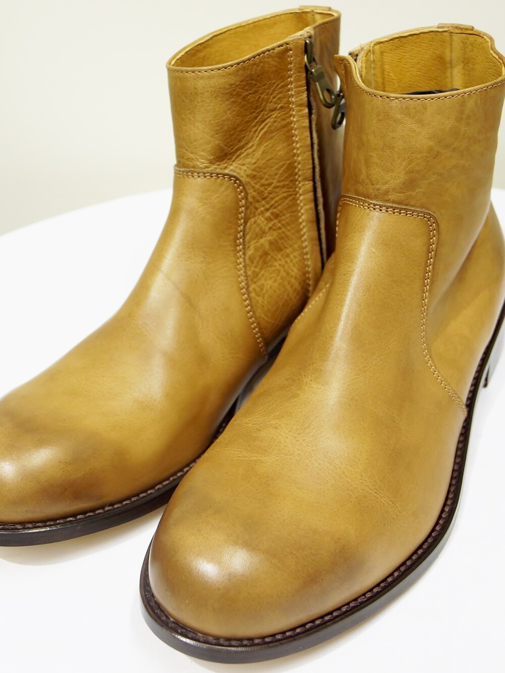 「 パドローネ、 PADRONE、 ロケットシップ、ROCKET SHIP、 SIDE ZIP BOOTS サイドジップブーツ 、 クラシカルなフォルムが印象的な新型サイドジップブーツ、 アッパーにはコンビ鞣しのオリジナルステアハイドを使用、 レザーに一足一足丹念に多量のオリジナルオイル、 熱処理を施し、WAX加工で磨き上げた拘りの一足、 熟練の職人によって培われた手作業の「業」に革命的な機械の「技」を融合」｜「PADRONEのPADRONE（パドローネ）　　SIDE ZIP BOOTS サイドジップブーツ BEG（ブーツ、ベージュ系）」を使った、ロケットシップさん（メンズ・182cm）の秋コーディネートの1枚目の写真