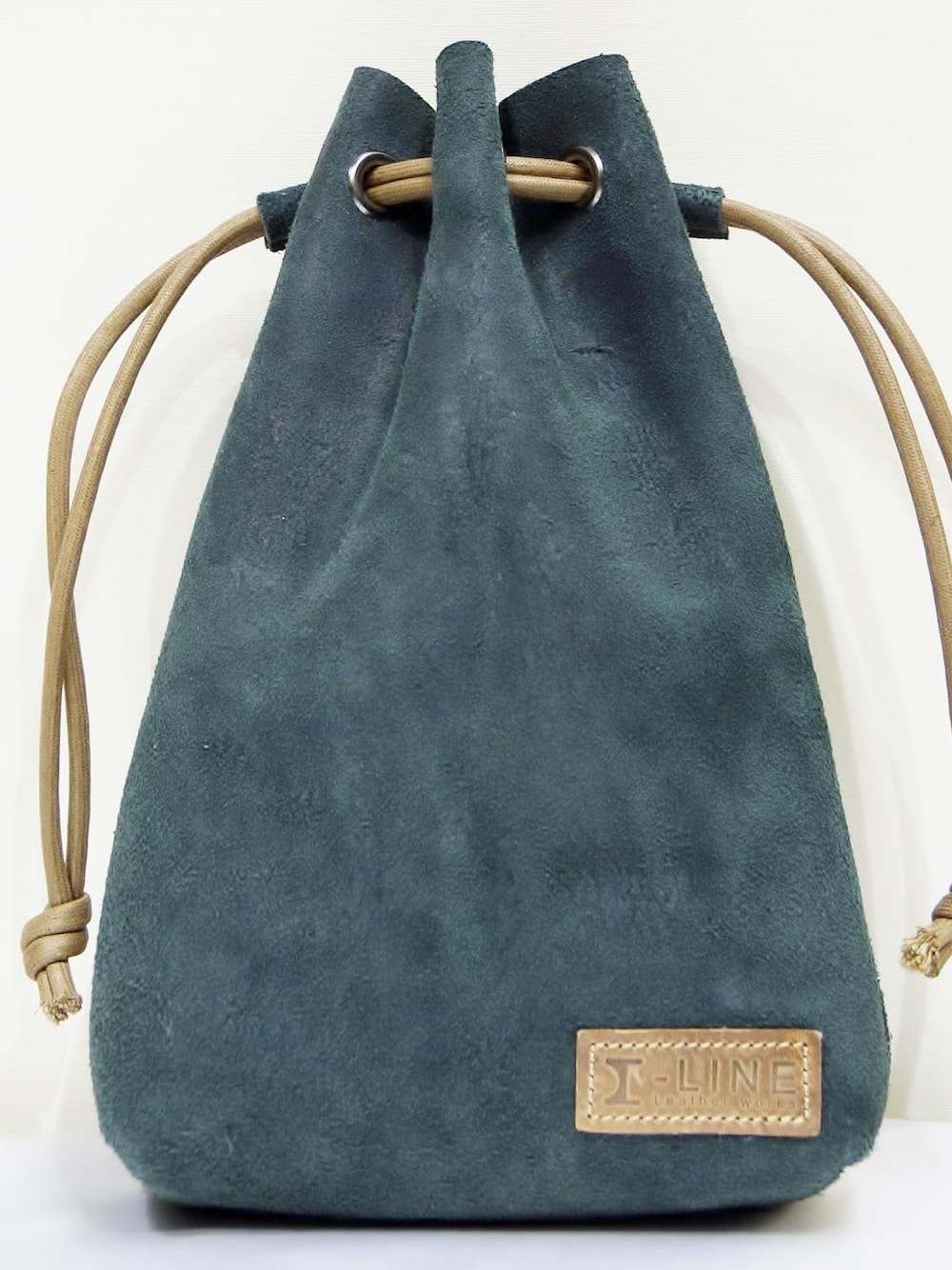 ブルー系のかごバッグ、ブルー系のかごバッグを着用したメンズの冬コーディネートの1枚目の写真