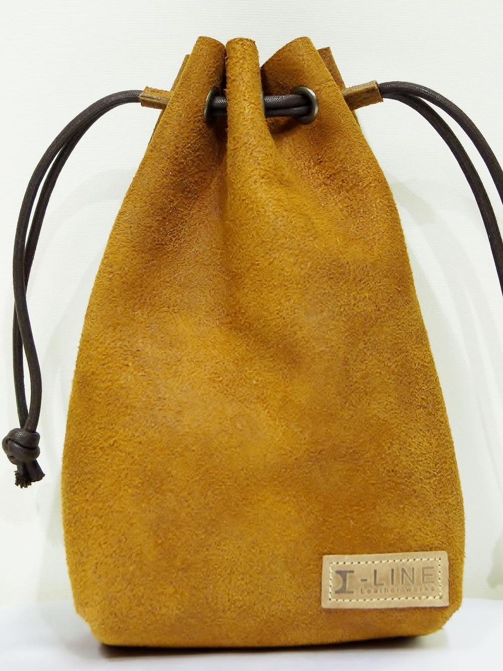 イエロー系のかごバッグ、イエロー系のかごバッグを着用したメンズの冬コーディネートの1枚目の写真