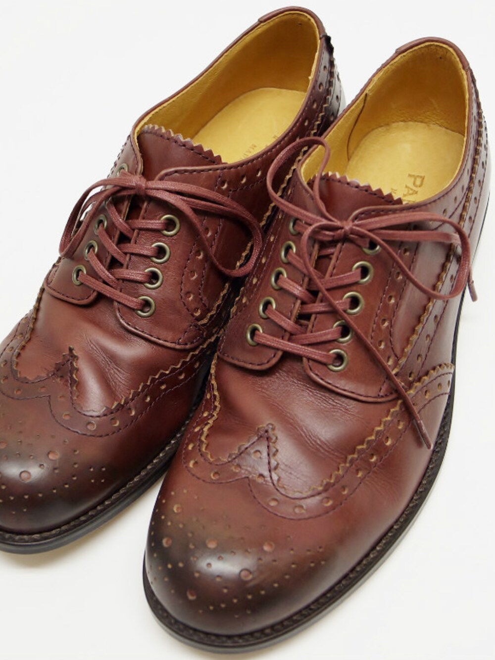 「 パドローネ、 PADRONE、 ロケットシップ、ROCKET SHIP、 手作業で作られているアイテム、 WING TIP SHOES ボルドー、 PADRONE（パドローネ）らしいシャープで上品な表情のウィングチップシューズ、 一度クローム鞣しをした後、タンニン鞣しを施したキップレザーを使用、 マッケイ製法使用、 アッパー、中底、アウトソールを同時に縫い付ける製法」｜「PADRONEのPADRONE（パドローネ）　　WING TIP SHOES ボルドー（ドレスシューズ、パープル系）」を使った、ロケットシップさん（メンズ・182cm）の冬コーディネートの1枚目の写真