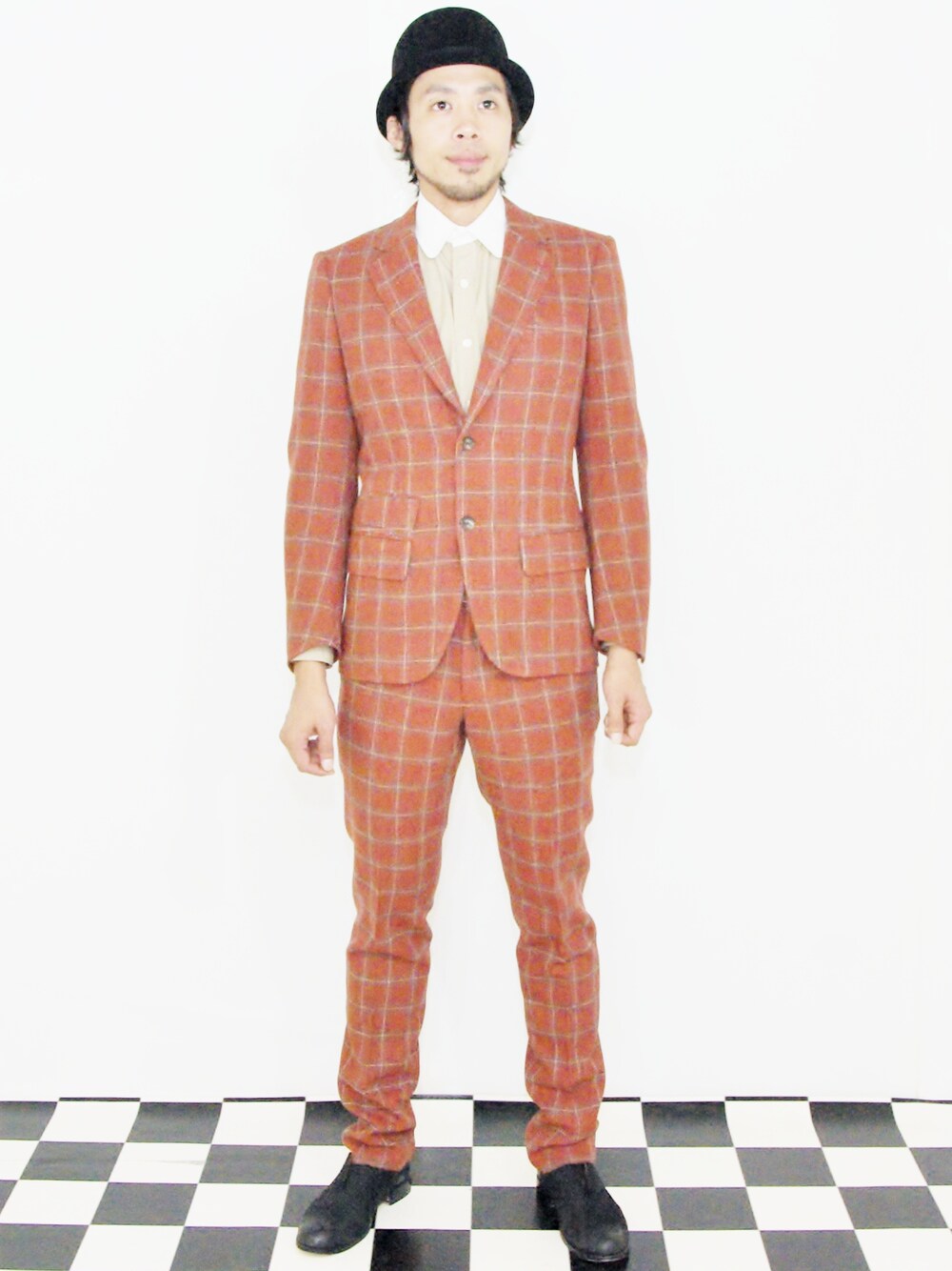 「オアグローリー、or glory、 ROCKET SHIP、 ロケットシップ、 埼玉県熊谷市、 Wear And Head Clothing、 カジュアルからフォーマルまで幅広いスタイリング、 Tweed Slacks、 Tweed JKT　ジャケット、 ブリティッシュウールを５０％使用」｜「or GloryのOR GLORY（オアグローリー） Tweed JKT　ジャケット（ノーカラージャケット、オレンジ系）」を使った、ロケットシップさん（メンズ・182cm）の秋コーディネートの1枚目の写真