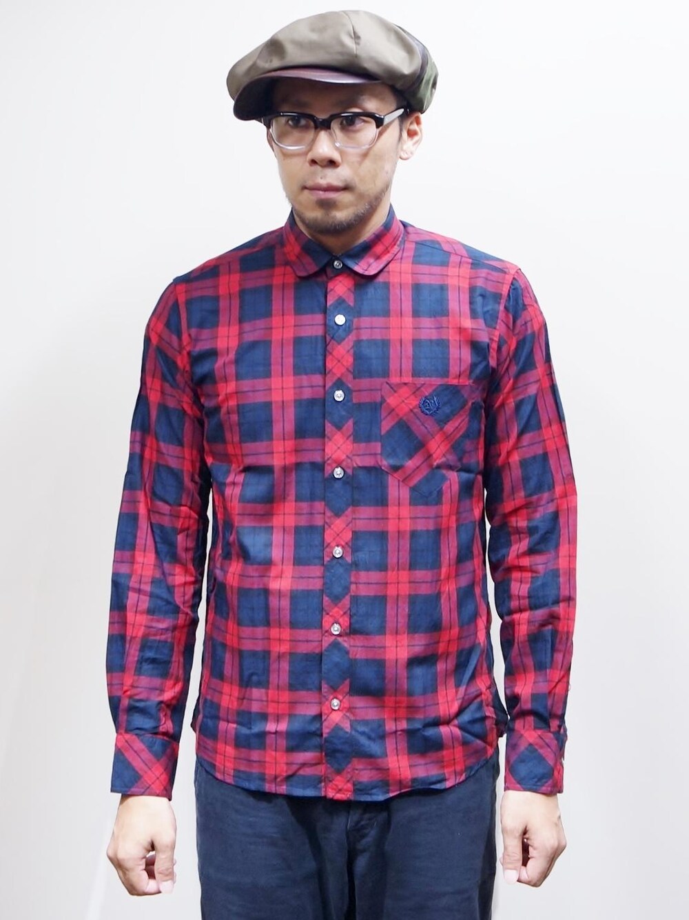 「NEVERTRUST、 ROCKET SHIP、 ロケットシップ、 ネバートラスト、 秋冬らしいダークチェックシャツ、 Wear And Head Clothing、 英国のサブカルチャー、 モッズ、スキンズ、ルードボーイ、パンク、 生地、生産は主に日本製、 椿加工チェックラウンドカラーシャツ」｜「NEVER TRUSTのNEVERTRUST（ネバートラスト）　　椿加工チェックラウンドカラーシャツ RED（シャツ/ブラウス、レッド系）」を使った、ロケットシップさん（メンズ・182cm）の秋コーディネートの1枚目の写真