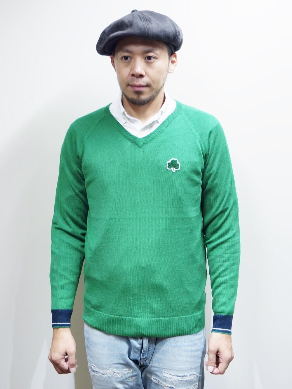 「NEVERTRUST、ROCKET SHIP、 ネバートラスト、 Wear And Head Clothing、 英国のサブカルチャー、 モッズ、スキンズ、ルードボーイ、パンク、 生地、生産は主に日本製、 Vネックプルオーバー　クローバー刺繍、 アイリッシュ・クローバーの立体的な刺繍入りのラグランスリーヴのVネック・プルオーバーニット、 袖のリブは配色のアクセント、２本ライン」｜「NEVER TRUSTのNEVERTRUST（ネバートラスト）　　Vネックプルオーバー　クローバー刺繍 GRN（ニット/セーター、グリーン系）」を使った、ロケットシップさん（メンズ・182cm）の秋コーディネートの1枚目の写真