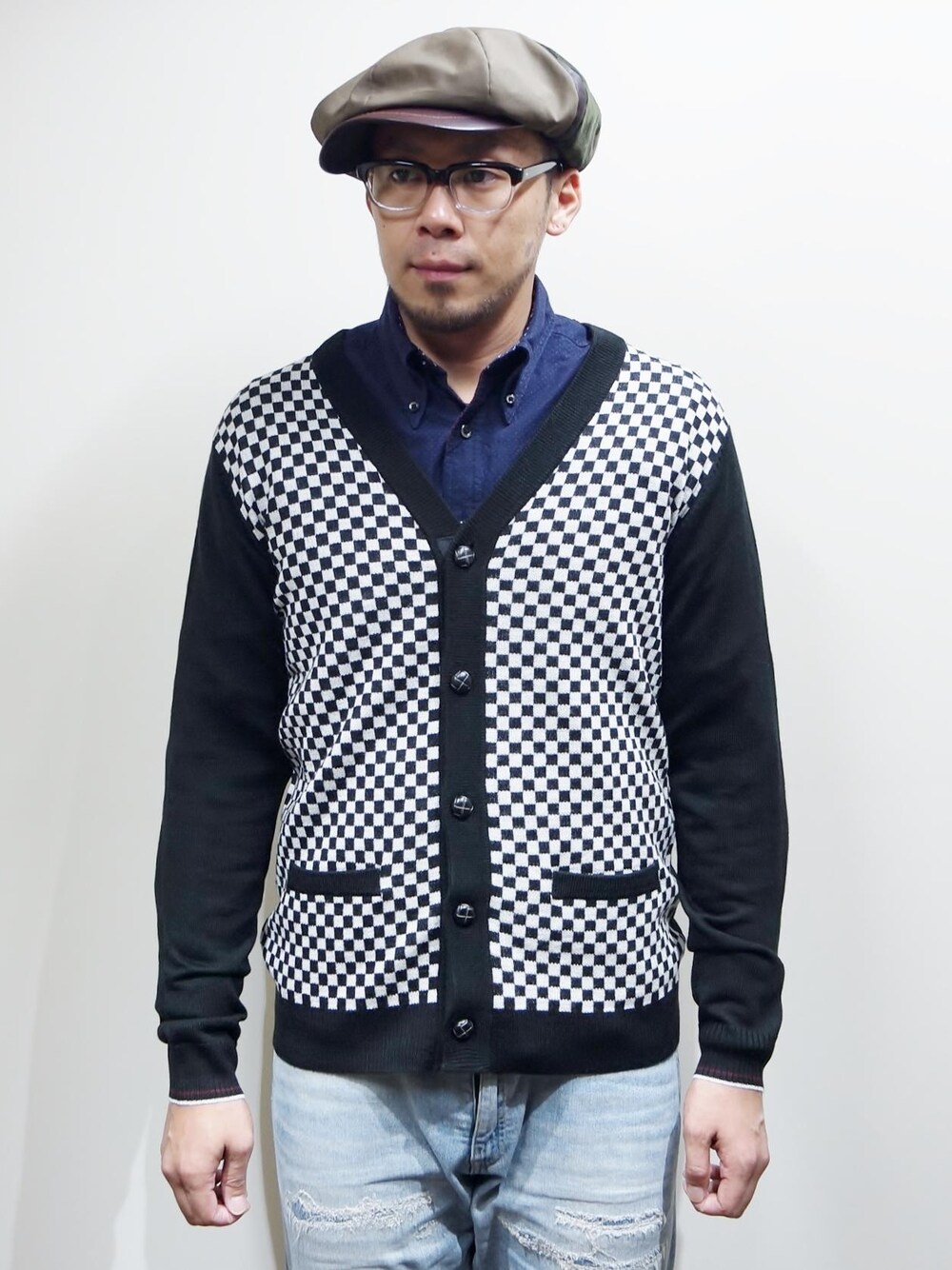 「NEVERTRUST、 ROCKET SHIP、 ネバートラスト、 Wear And Head Clothing、 英国のサブカルチャー、 モッズ、スキンズ、ルードボーイ、パンク、 生地、生産は主に日本製、 Vネックチェッカーカーディガン、 チェッカー柄（市松模様）のルーディーな雰囲気のVネック・ガーディガン、 クラシカルなバスケットボタン使用」｜「NEVER TRUSTのNEVERTRUST（ネバートラスト）　　Vネックチェッカーカーディガン BLK（ニット/セーター、ブラック系）」を使った、ロケットシップさん（メンズ・182cm）の秋コーディネートの1枚目の写真