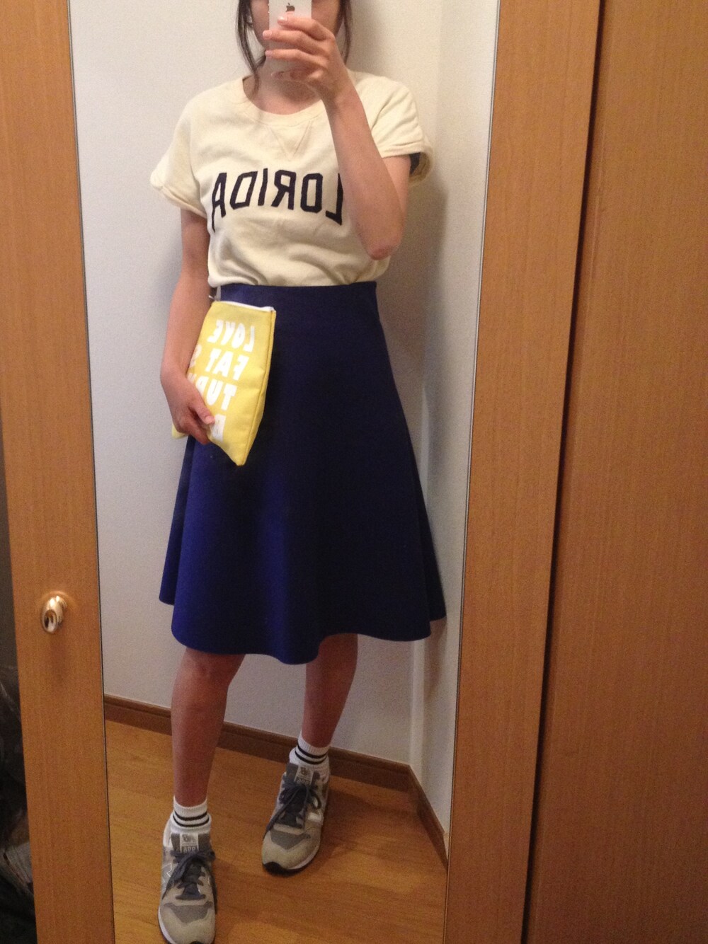 ホワイト系のTシャツ/カットソー、グレー系のスニーカー、ブルー系のスカートを着用したレディースの春コーディネートの1枚目の写真