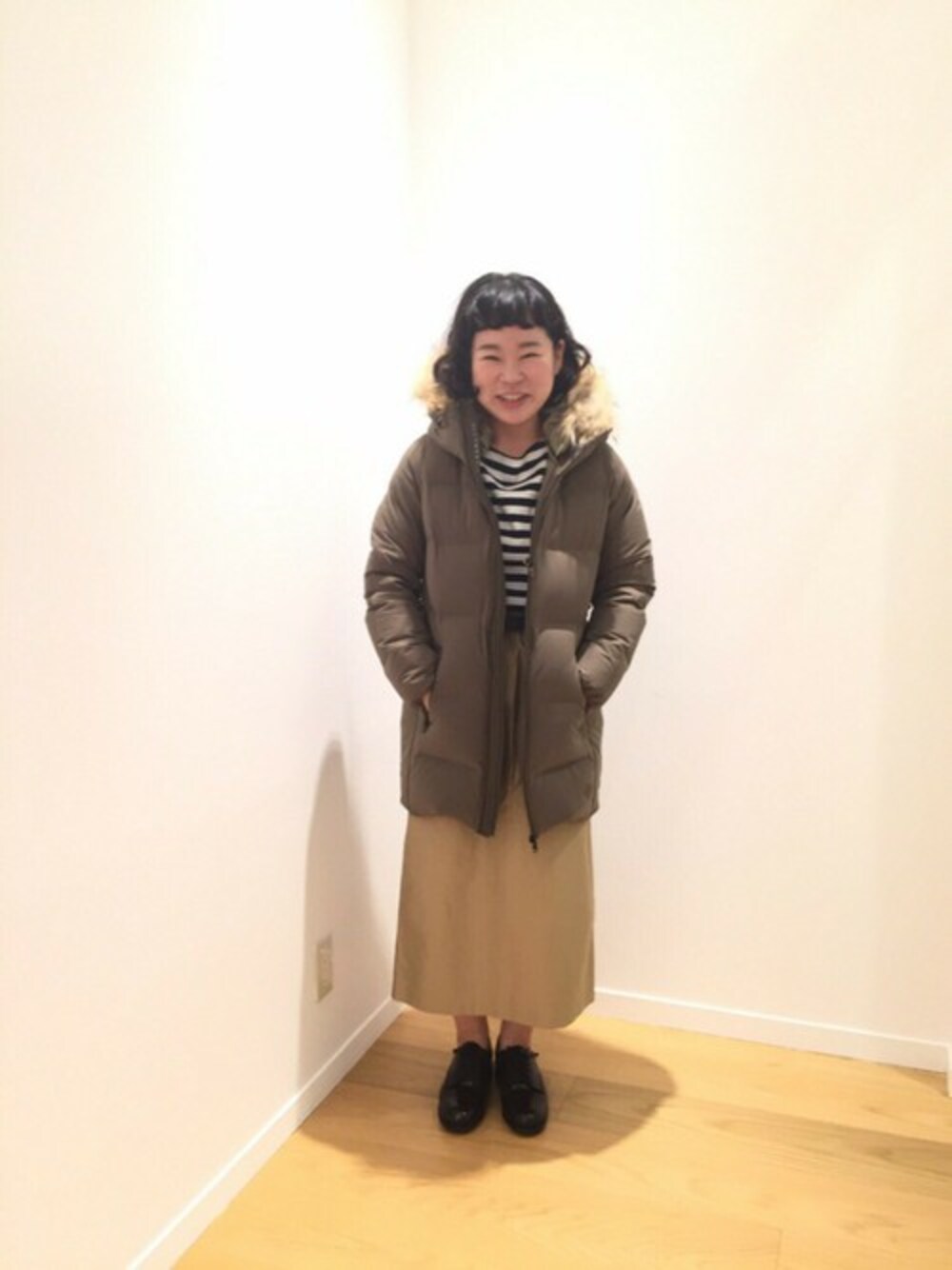 ブラック系のその他シューズ、イエロー系のスカート、ホワイト系のTシャツ/カットソーを着用したレディースの夏コーディネートの1枚目の写真