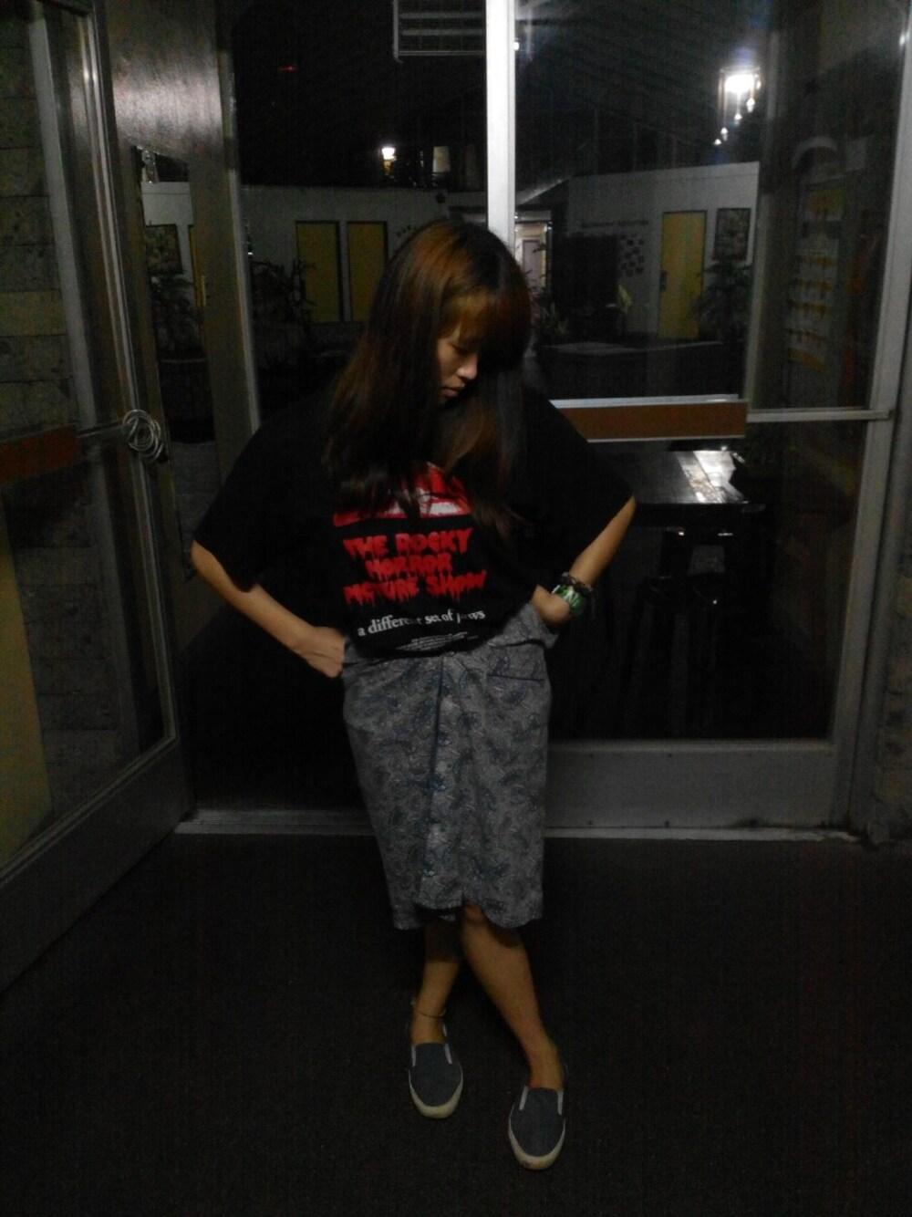 「古着、スリッポン、アレンジ、デカT、アレンジ練習中、ロッキーホラーショー、 The Rocky Horror Picture Show」｜「The Rocky Horror Picture Show（Tシャツ/カットソー、ブラック系）」を使った、sailさん（レディース・163cm）の春コーディネートの1枚目の写真