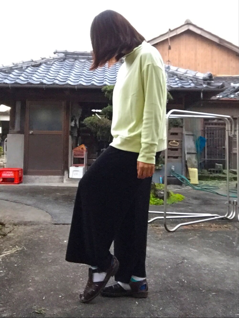 「UNIQLO、ユニクロ、ゆるコーデ、フリース、ゆるパンツ、シンプル、simple、無地、ハイネック、ワイドパンツ」｜「UNIQLOのアイテム（シャツ/ブラウス、グリーン系）」を使った、sailさん（レディース・164cm）の冬コーディネートの1枚目の写真