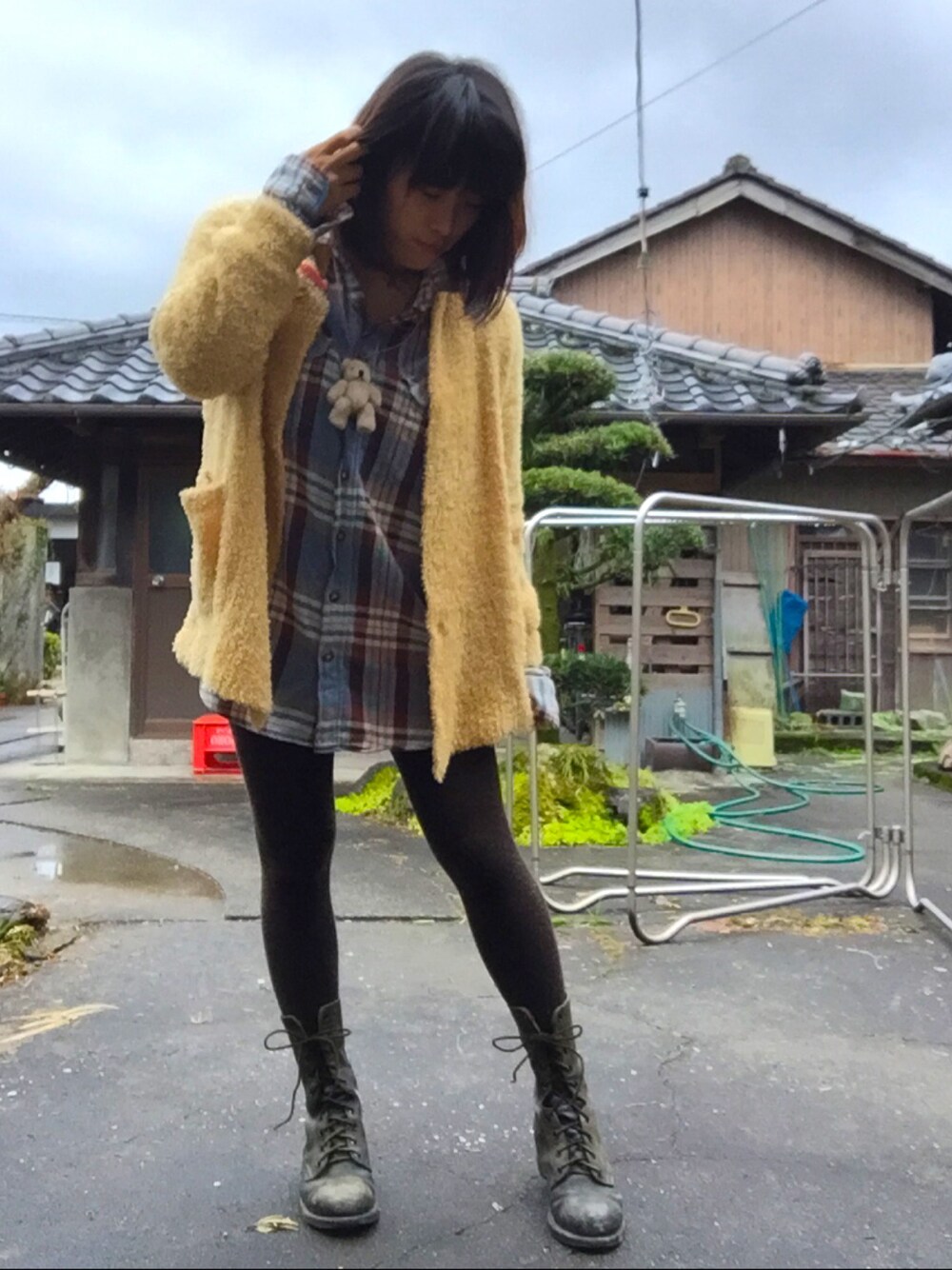 「アンゴラカーディガン、チェックシャツ、オーバーサイズ、シャツワンピ、軍物、ブーツ、ANGORA、vintage、military、used」｜「RAY CASSINのアイテム（カーディガン/ボレロ、イエロー系）」を使った、sailさん（レディース・164cm）の冬コーディネートの1枚目の写真
