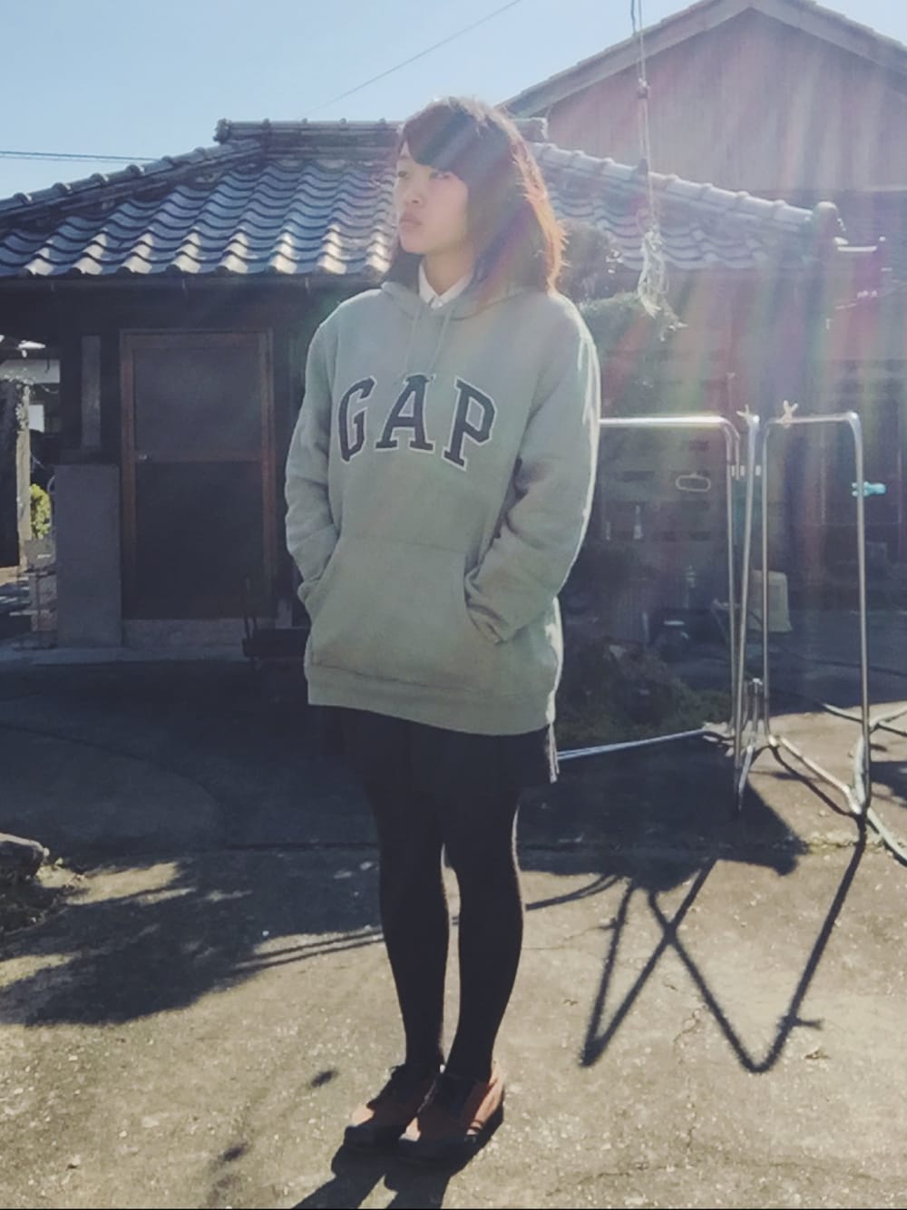 「松パーカー、チョロ松、チョロ松ガール、おそ松さん、父のおさがり、パーカー、GAPパーカー、GAP、パーカー×シャツ、オーバーサイズ」｜「MILITARY SURPLUSのドイツ軍キャンバスシューズ（モカシン/デッキシューズ、ブラウン系）」を使った、sailさん（レディース・164cm）の冬コーディネートの1枚目の写真