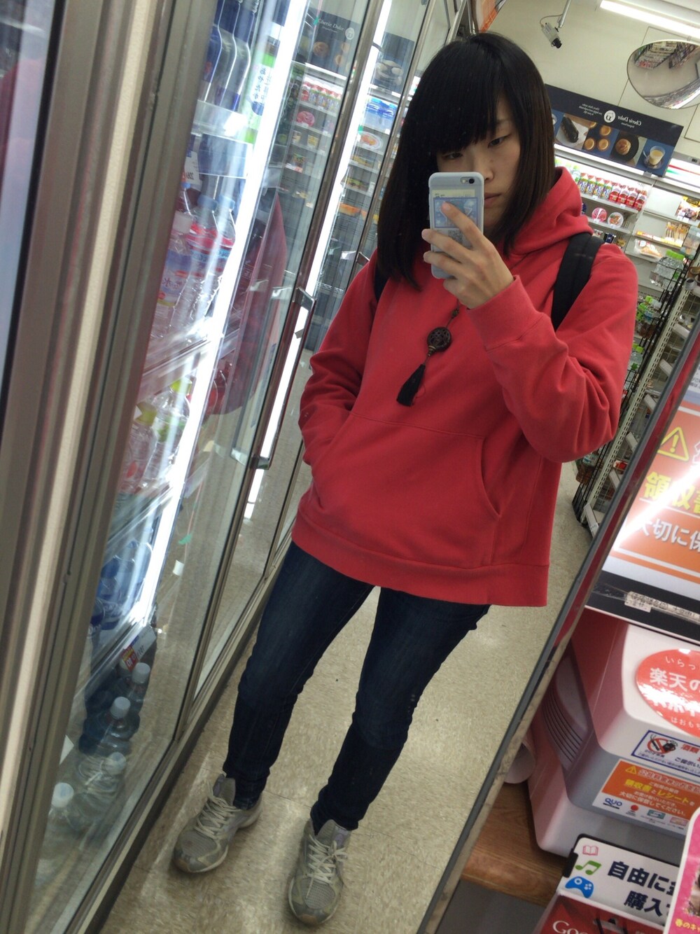 「おそ松さん、松パーカー、赤、パーカー、コスプレ、コスプレ風、hoodie、デニム、スニーカー、運動靴」｜「UNIQLOのおそ松兄さん（パーカー、レッド系）」を使った、sailさん（レディース・164cm）の冬コーディネートの1枚目の写真