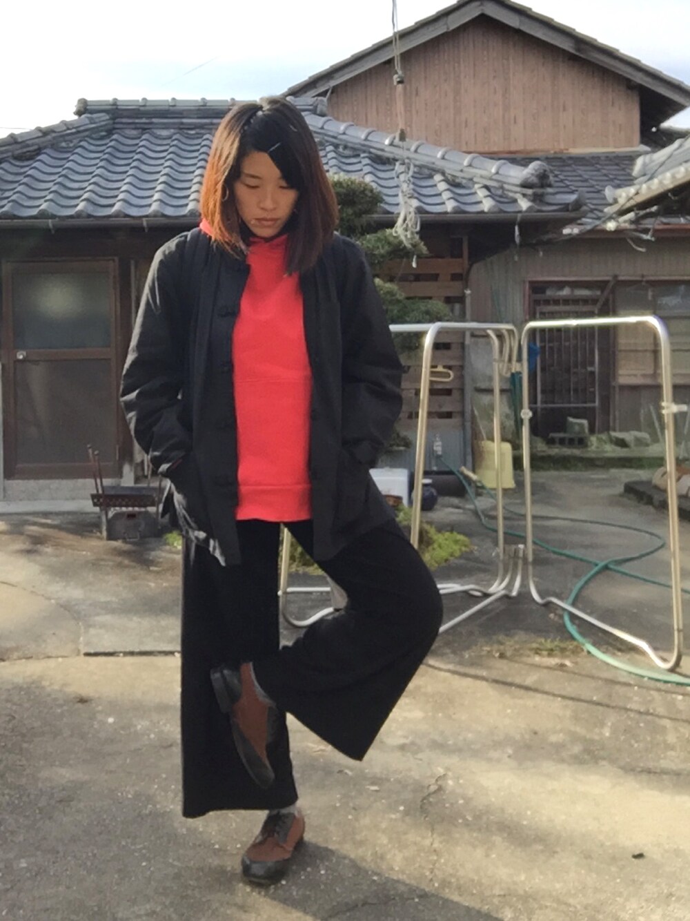 「チャイナシャツ、パーカー、軍物、チャイナ服、UNIQLO、UNIQLO パーカー、ワイドパンツ、黒、赤、無地」｜「Chinese shirtのアイテム（その他アウター、ブラック系）」を使った、sailさん（レディース・164cm）の冬コーディネートの1枚目の写真