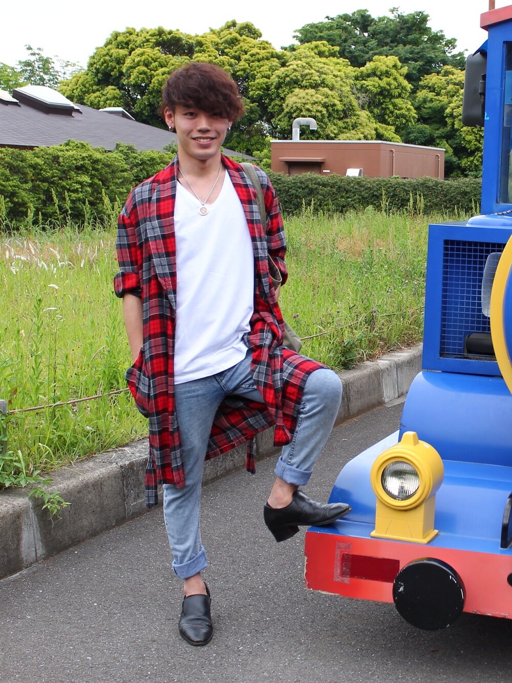 「チエック、ガウンコート、チープマンデー」｜「ZARAのアイテム（Tシャツ/カットソー、ホワイト系）」を使った、KIYOさん（メンズ・169cm）の夏コーディネートの1枚目の写真