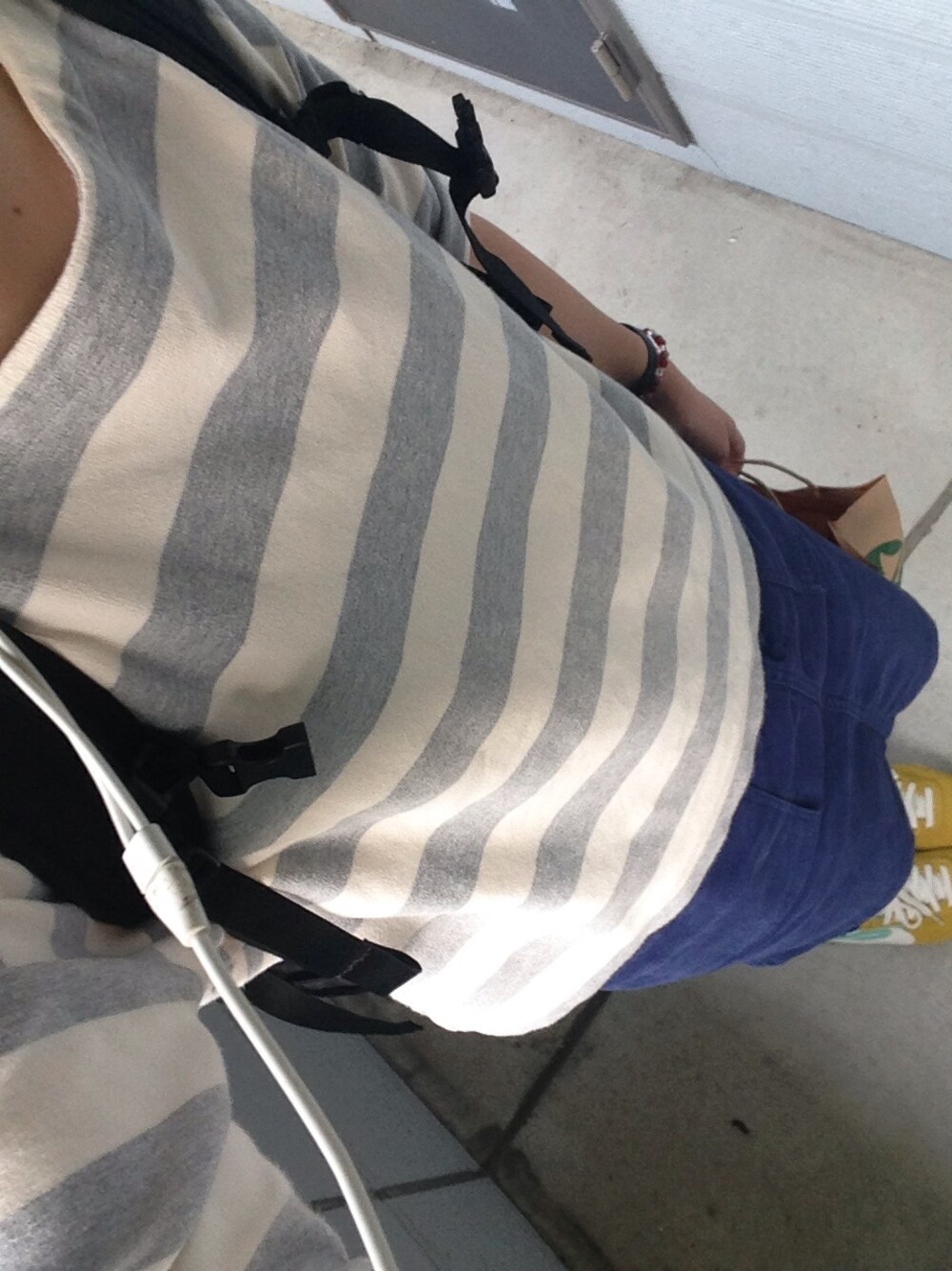 「スニーカー」｜「niko and...のアイテム（Tシャツ/カットソー、グレー系）」を使った、あすみさん（レディース・163cm）の秋コーディネートの1枚目の写真