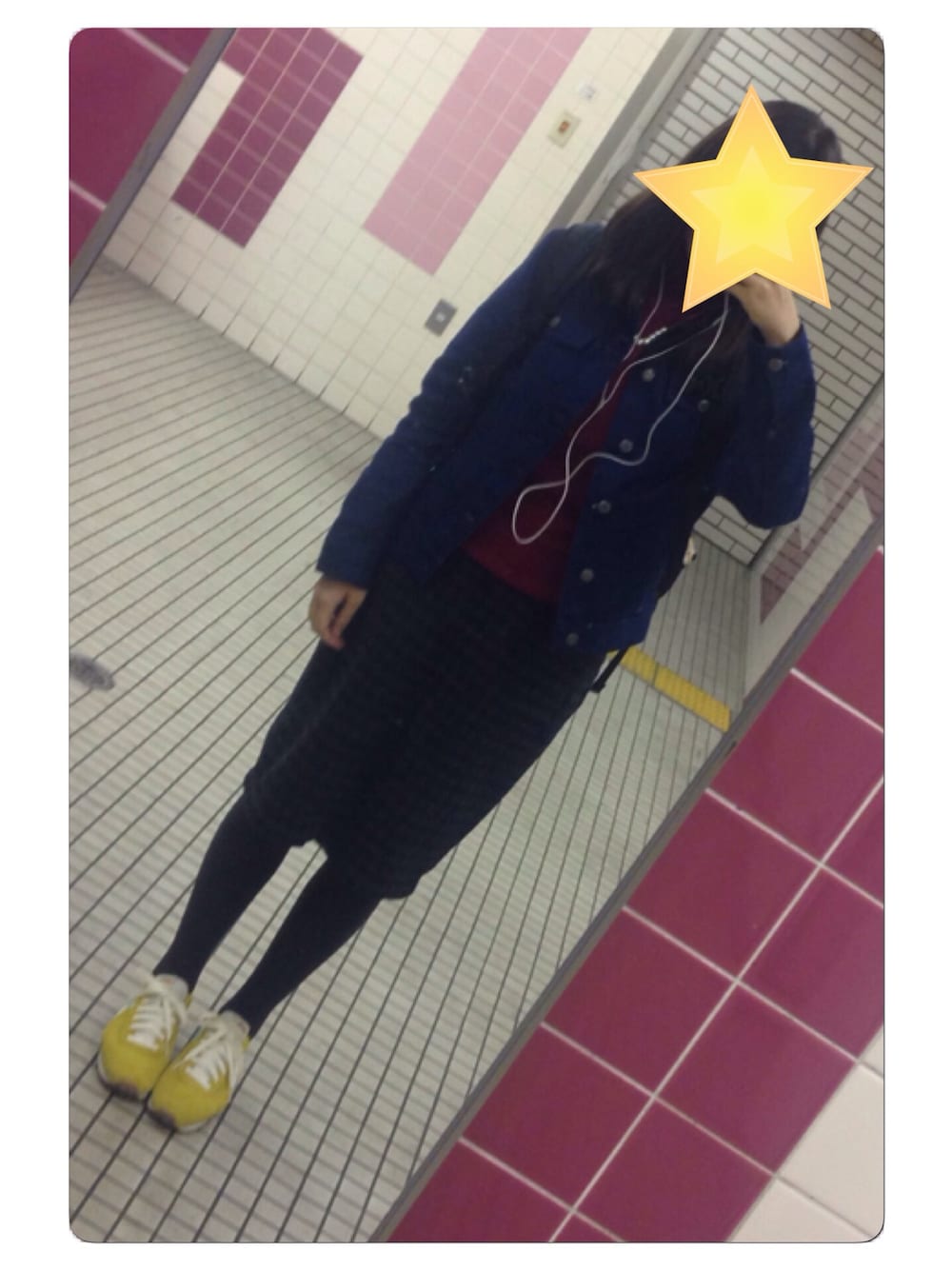 「スニーカー」｜「GUのアイテム（デニムジャケット、ブルー系）」を使った、あすみさん（レディース・164cm）の秋コーディネートの1枚目の写真