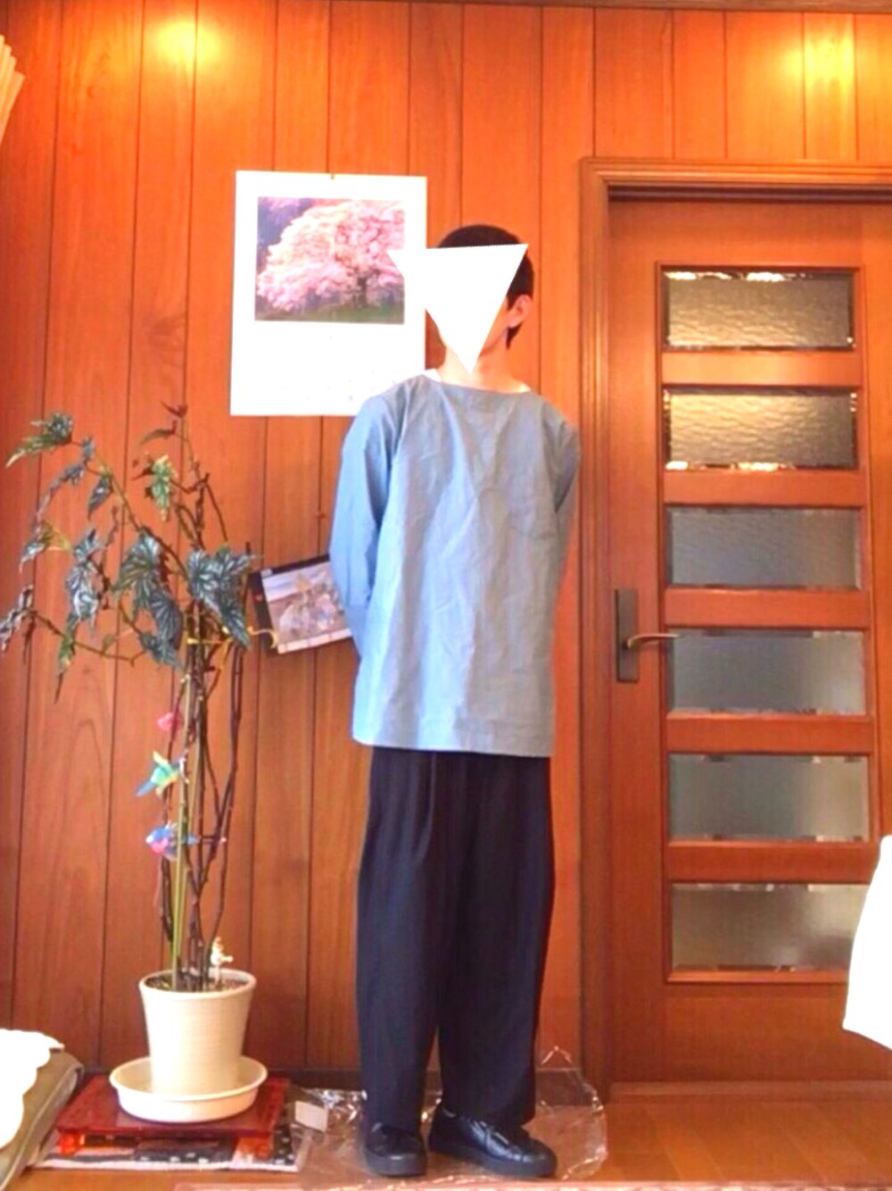 ブルー系のTシャツ/カットソー、ブラック系のその他パンツ、ブラック系のスニーカーを着用したメンズの春コーディネートの1枚目の写真