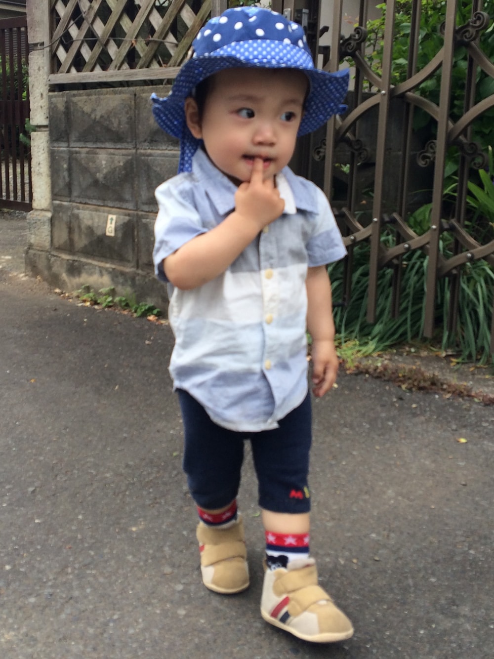 「お散歩大好き、帽子愛好家、シャツスタイル、おしりがたまらない、スニーカーコーデ」｜「baby cheerのアイテム（ハット、ブルー系）」を使った、Ryoootanさん（キッズ・80cm）の春コーディネートの1枚目の写真