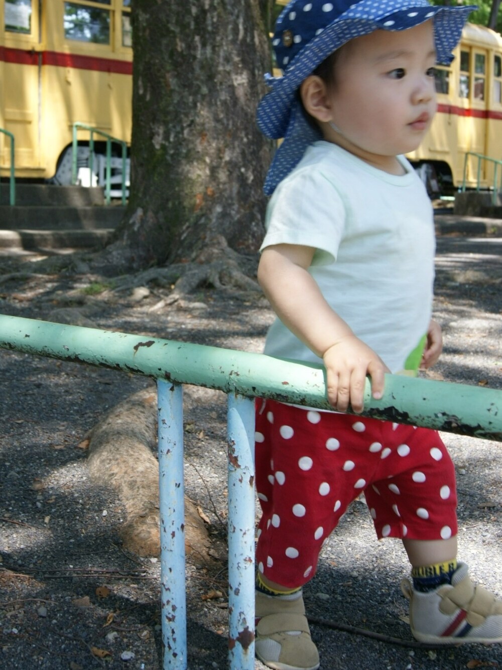 「公園大好き、お散歩スタイル、暑い日、水玉パンツ、カエル、帽子愛好家」｜「baby cheerのアイテム（ハット、ブルー系）」を使った、Ryoootanさん（キッズ・80cm）の春コーディネートの1枚目の写真
