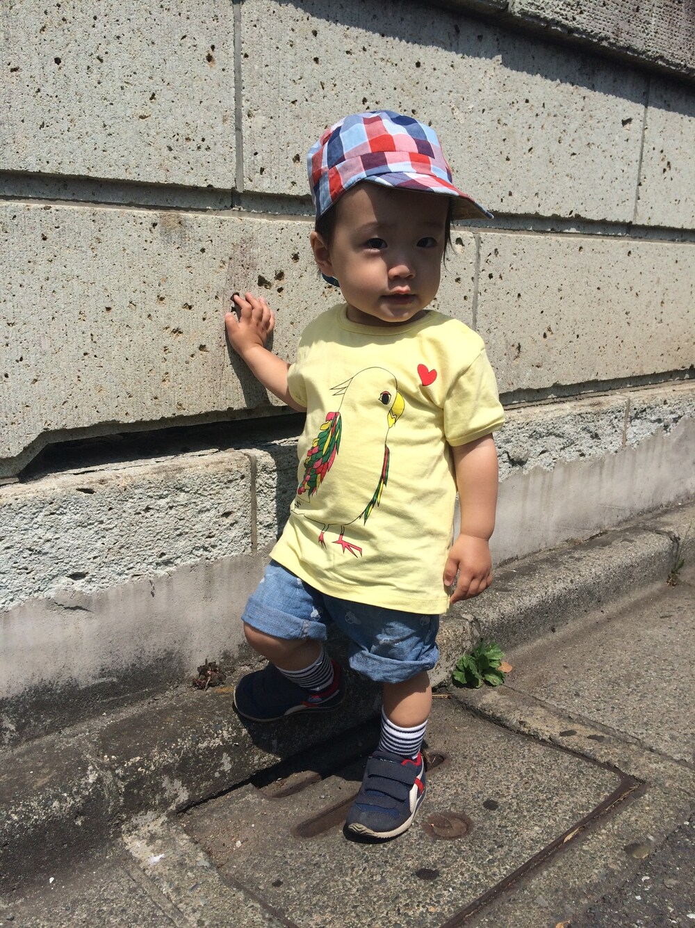 「お出かけ日和、帽子好き！、お揃いTシャツ、短パンはじめました、カラフル」｜「LAGOMのリバーシブルです。カーキシマウマ柄、赤青のチェック。（キャップ、その他）」を使った、Ryoootanさん（キッズ・80cm）の夏コーディネートの1枚目の写真