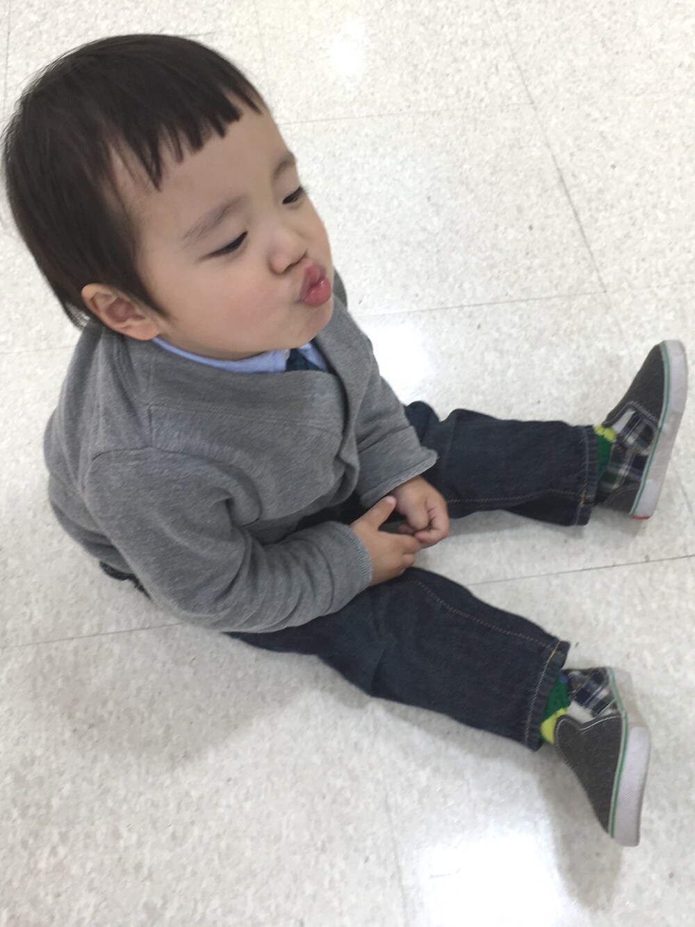 「キッズファッション、休日スタイル、2歳2ヶ月、座り込み、アヒル口男子、タコちゅう」｜「picnicのアイテム（カーディガン/ボレロ、グレー系）」を使った、Ryoootanさん（キッズ・80cm）の春コーディネートの1枚目の写真