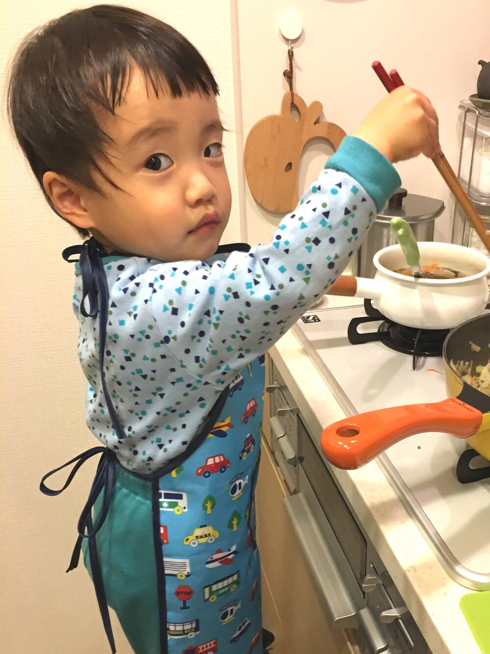 「男の子コーデ、エプロン男子、料理男子、パジャマコーデ、ユニクロキッズ、風呂上がり」｜「UNIQLOのアイテム（ルームウェア/パジャマ、ブルー系）」を使った、Ryoootanさん（キッズ・80cm）の春コーディネートの1枚目の写真