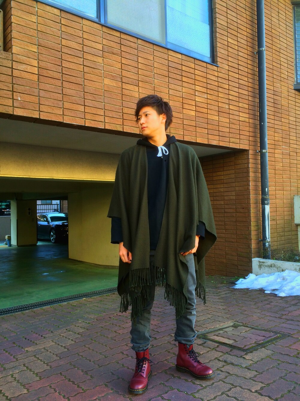 「HAREのアイテム（ポンチョ、グリーン系）」を使った、とみーさん（メンズ・172cm）の冬コーディネートの1枚目の写真