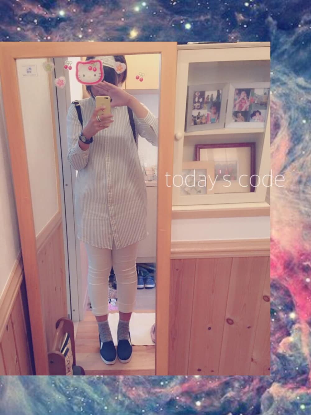 レッド系のシューズを着用したレディースの秋コーディネートの1枚目の写真