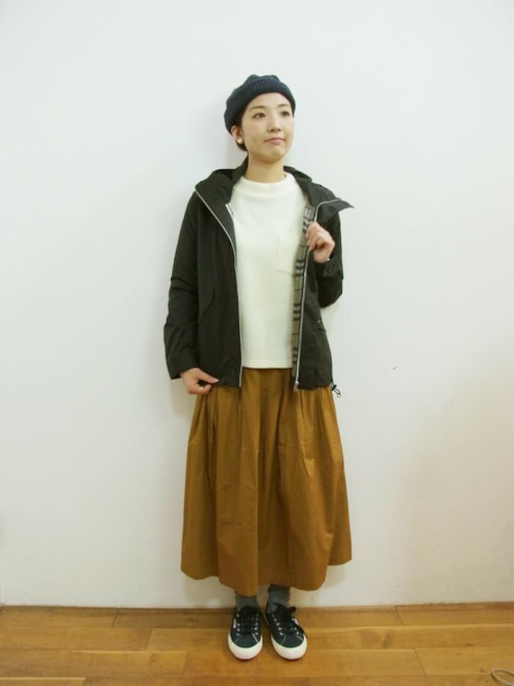 「スカート、マウンテンパーカー、秋のコーデ、プルオーバー、アウトドアミックス、女の子、ワッフル、ALLORDINARIES、オールオーディナリーズ」｜「ALL ORDINARIESのフード付 マウンテンパーカー（マウンテンパーカー、イエロー系）」を使った、オールオーディナリーズさん（レディース・155cm）の秋コーディネートの1枚目の写真