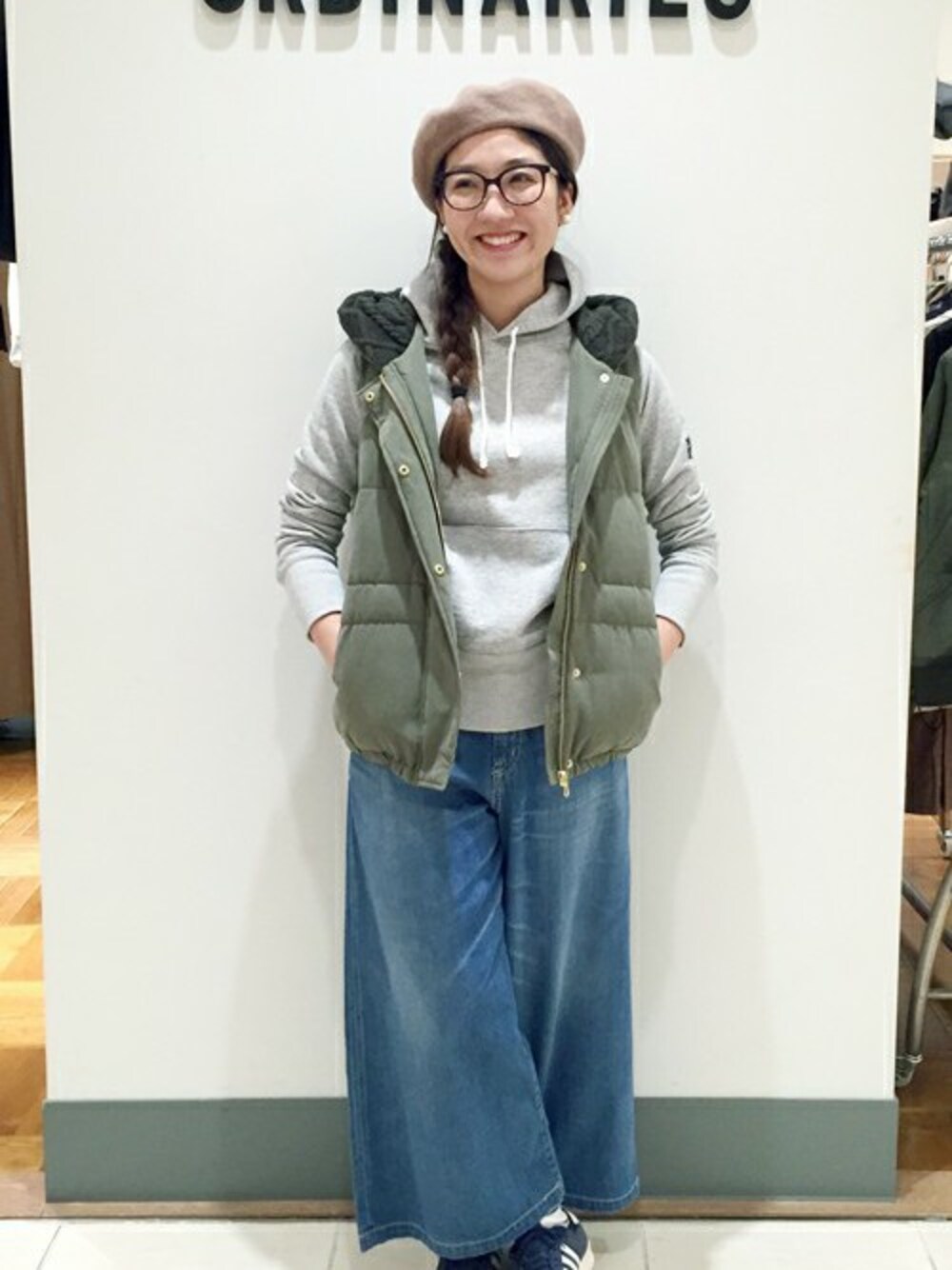 「アウター、ダウンベスト、パーカー、もこもこ、おすすめ、今日のコーデ、プルパーカー、ピーチ、ALLORDINARIES、オールオーディナリーズ」｜「ALL ORDINARIESの袖フロッキーpt.プルーパーカー（パーカー、グレー系）」を使った、オールオーディナリーズさん（レディース・155cm）の秋コーディネートの1枚目の写真