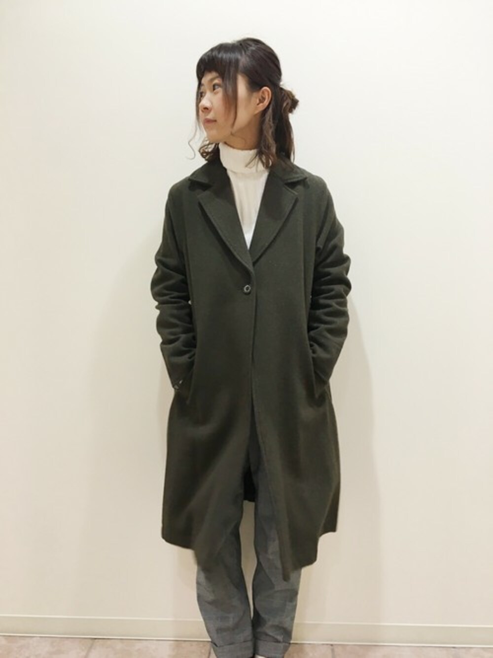 「コート、アウター、トレンド、チェスターコート、グレー、カーキ、パンツスタイル、ALLORDINARIES、オールオーディナリーズ」｜「ALL ORDINARIESの別注：チェスターコート（チェスターコート、グリーン系）」を使った、オールオーディナリーズさん（レディース・155cm）の秋コーディネートの1枚目の写真