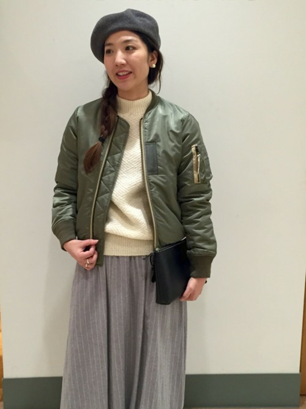 「アウター、MA-1、レイヤードスタイル、おすすめ、冬、バルーンスカート、ALLORDINARIES、オールオーディナリーズ」｜「ALL ORDINARIESのKIFFE MA-1（MA-1、グリーン系）」を使った、オールオーディナリーズさん（レディース・155cm）の秋コーディネートの1枚目の写真