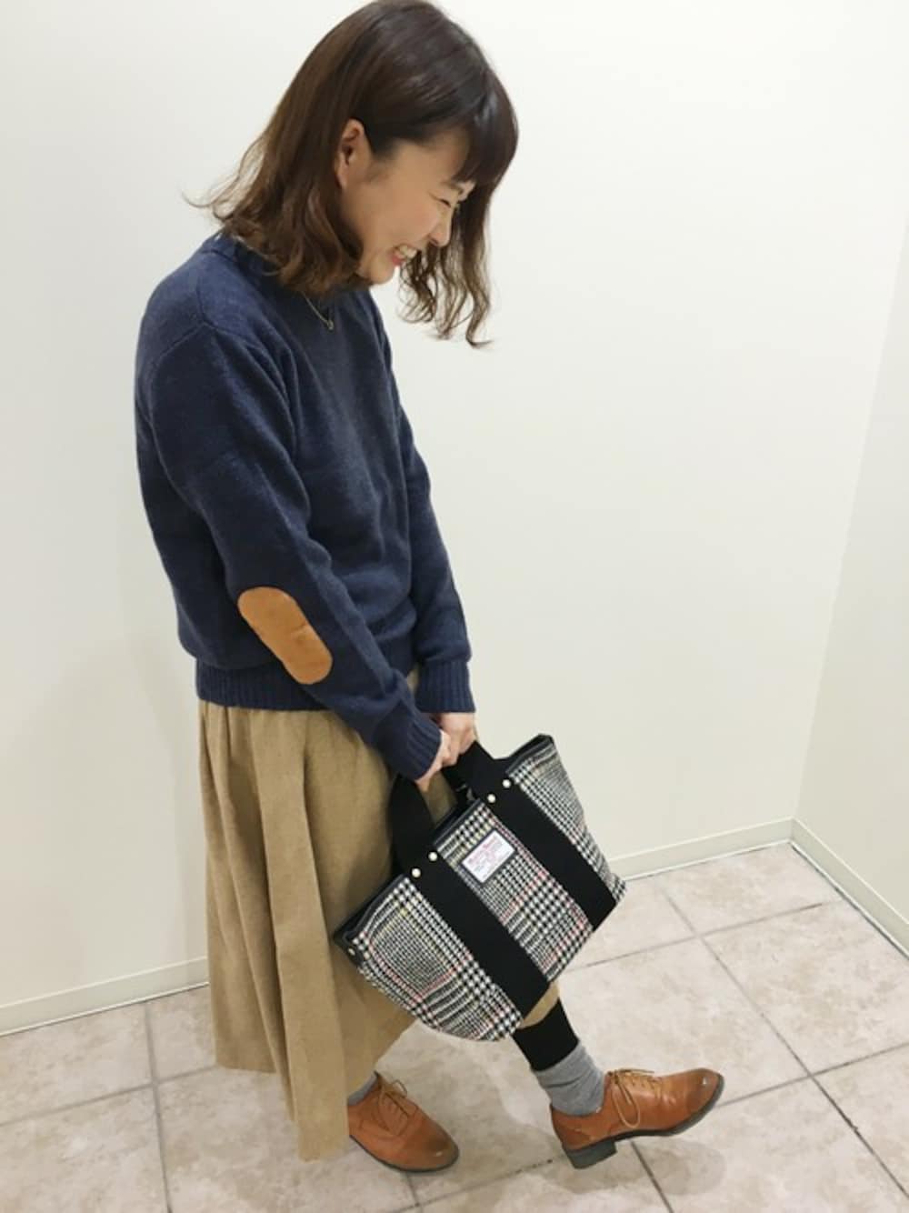 「ニット、秋のコーデ、寒い、札幌、冬、肘当て、ALLORDINARIES、オールオーディナリーズ」｜「HARRIS TWEEDのHTトート S（トートバッグ、グレー系）」を使った、オールオーディナリーズさん（レディース・155cm）の秋コーディネートの1枚目の写真