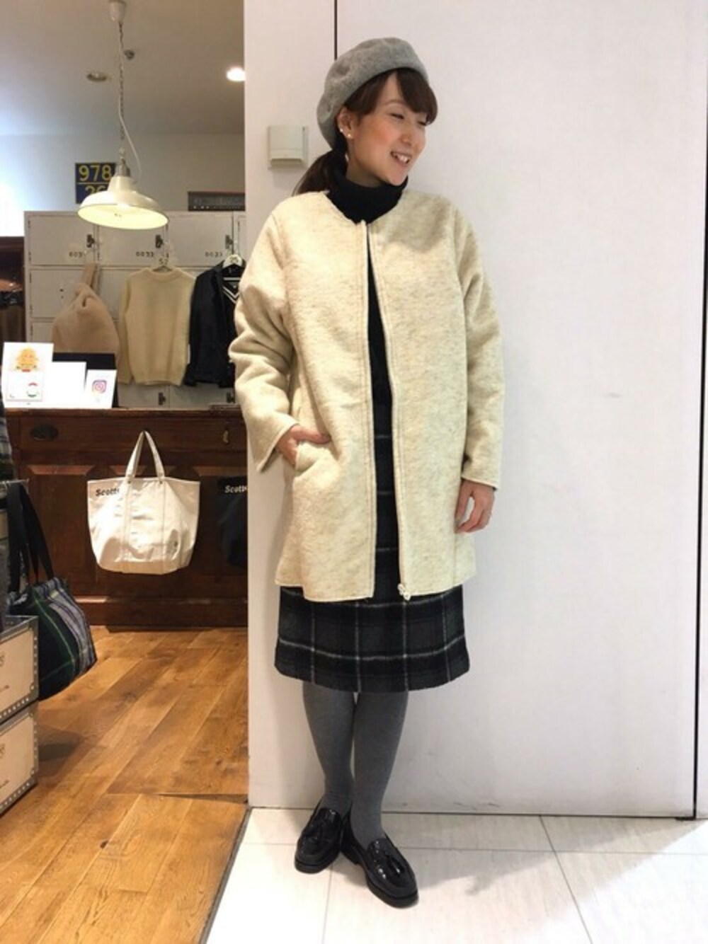 「アウター、トレンド、ウールコート、fashion、おすすめ、white、outfit、ALLORDINARIES、オールオーディナリーズ」｜「ALL ORDINARIESの圧縮ウール裏ボアコート（ノーカラージャケット、ベージュ系）」を使った、オールオーディナリーズさん（レディース・154cm）の秋コーディネートの1枚目の写真