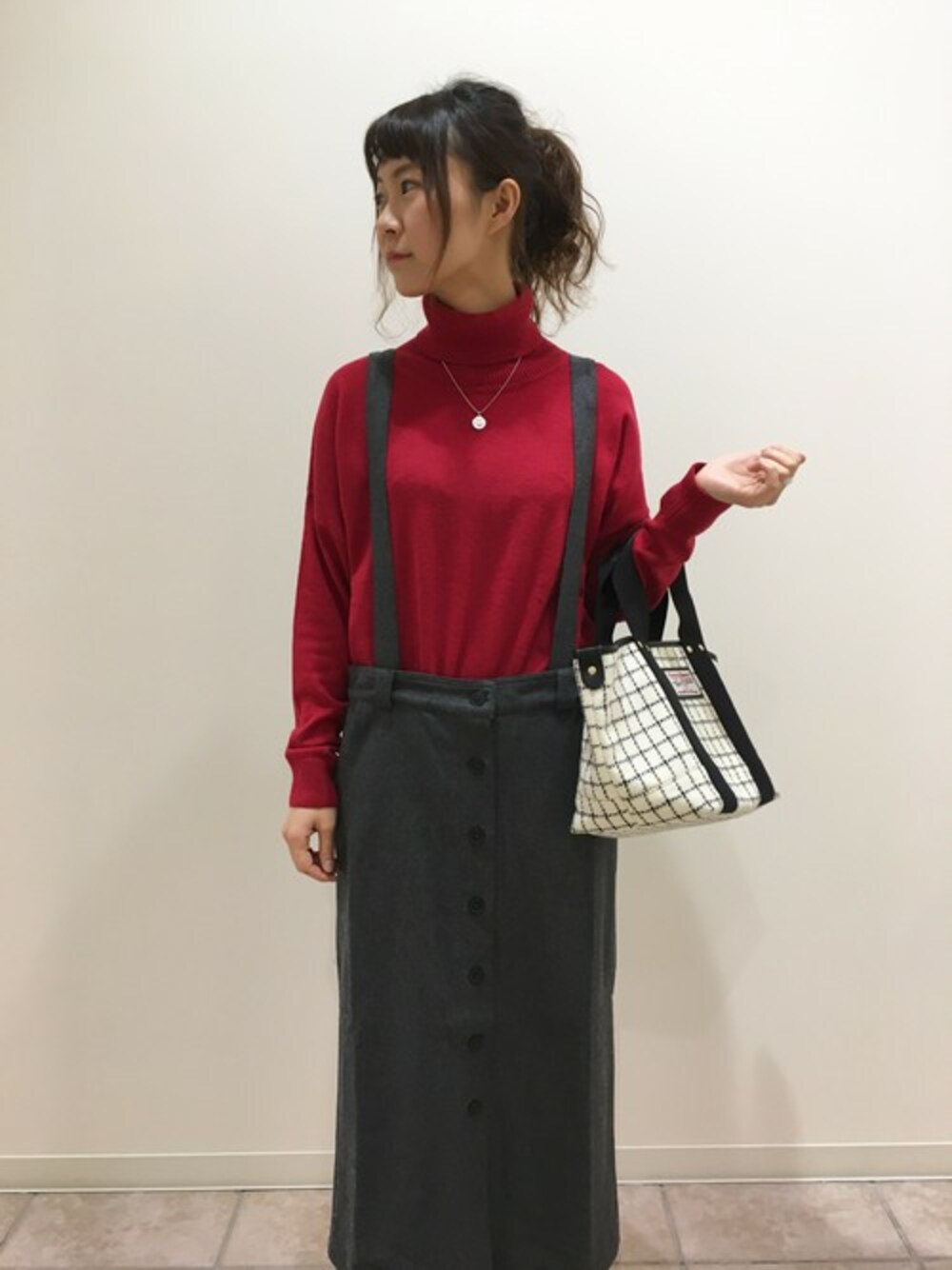 「ハリスツイード、ホワイト、サロペット、レッド、冬、サロペットスカート、ALLORDINARIES、オールオーディナリーズ」｜「ALL ORDINARIESのサロペットスカート（ジャンパースカート、グレー系）」を使った、オールオーディナリーズさん（レディース・155cm）の冬コーディネートの1枚目の写真