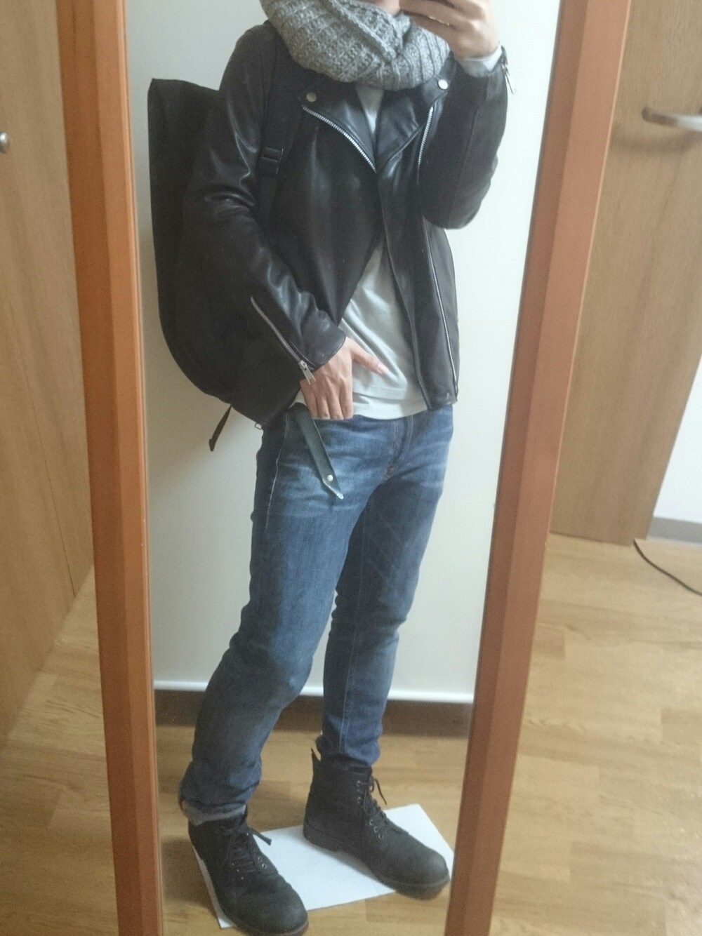 「秋コーデ、Nudie jeans、レザージャケット、ライダース、シンプル、スヌード」｜「Lui'sのCOTEetCIEL(コートェシエル） リュック（バックパック/リュック、ブラック系）」を使った、ユチオさん（メンズ・170cm）の秋コーディネートの1枚目の写真